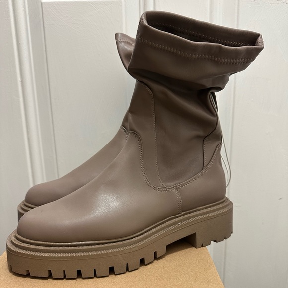 Taupe boots - Picture 1 of 4